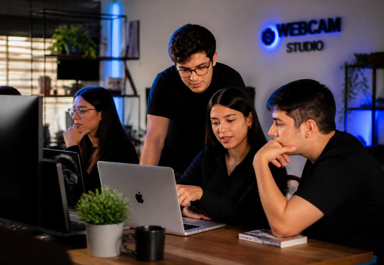 Equipo de un studio aliado de Bantokens trabajando en su oficina
