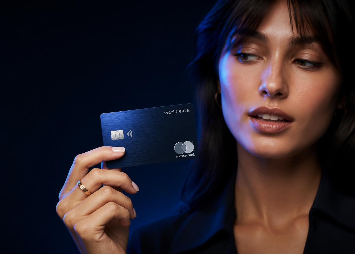 Tarjeta Mastercard Gwap de Bantokens en la mano de una modelo